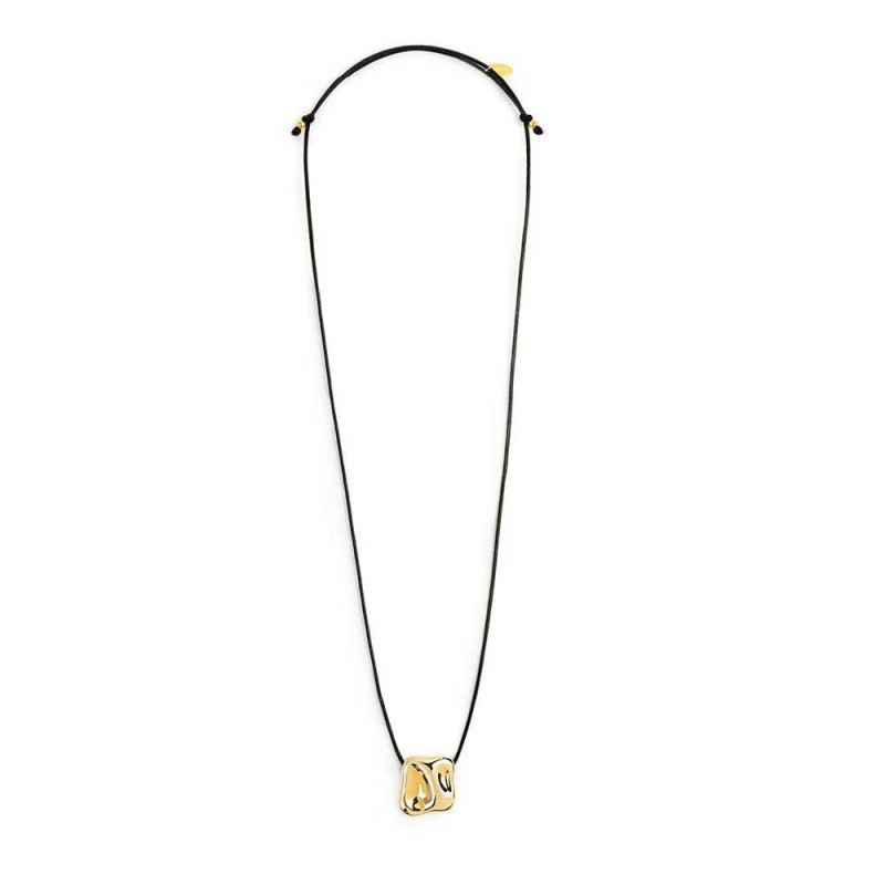 Collana cordino con pendente quadrato irregolare martellato Collana cordino con pendente quadrato irregolare martellato