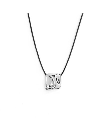 Collana cordino con pendente quadrato irregolare martellato Collana cordino con pendente quadrato irregolare martellato