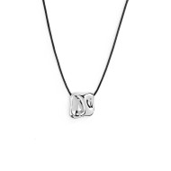 Collana cordino con pendente quadrato irregolare martellato Collana cordino con pendente quadrato irregolare martellato