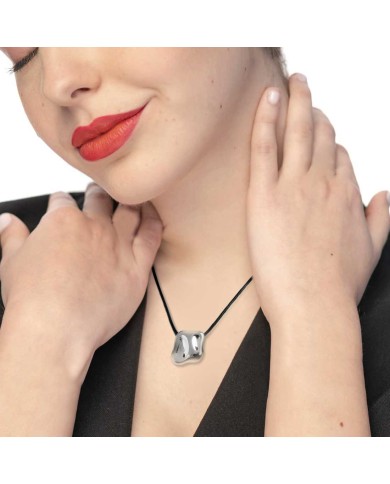 Collana cordino con pendente quadrato irregolare martellato Collana cordino con pendente quadrato irregolare martellato