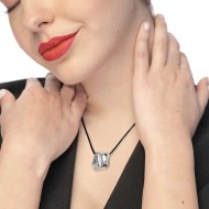 Collana cordino con pendente quadrato irregolare martellato Collana cordino con pendente quadrato irregolare martellato