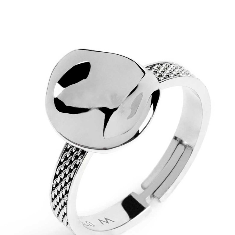 Anello con bottone martellato