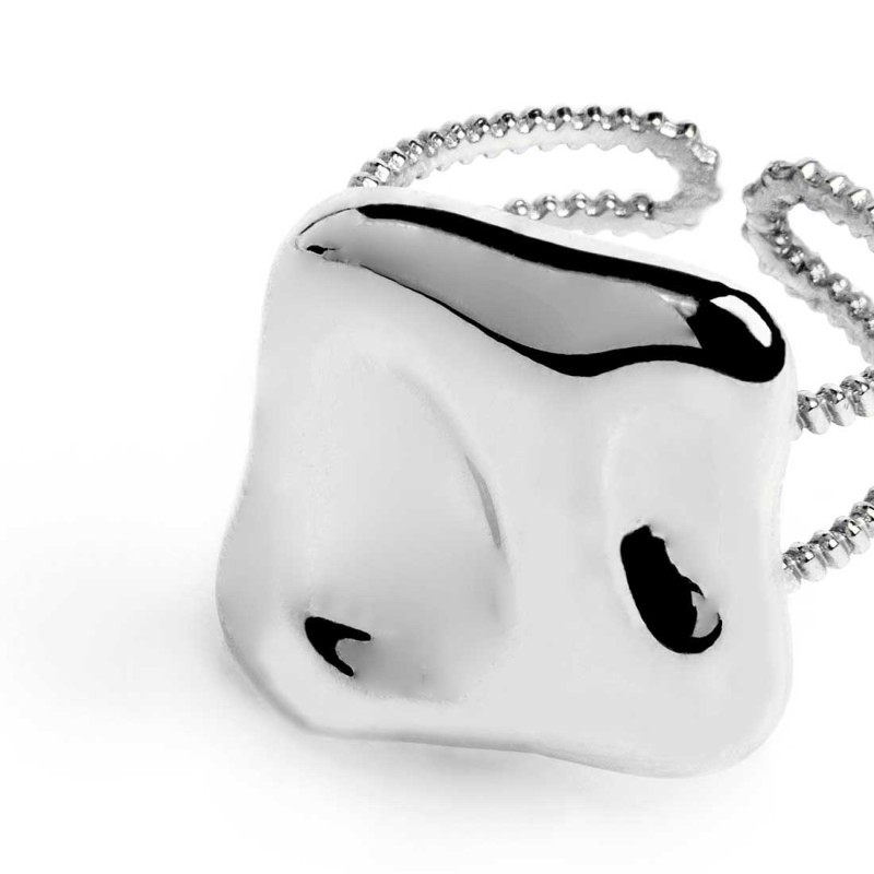 Anello doppia fascia con quadrato irregolare martellato Anello doppia fascia con quadrato irregolare martellato