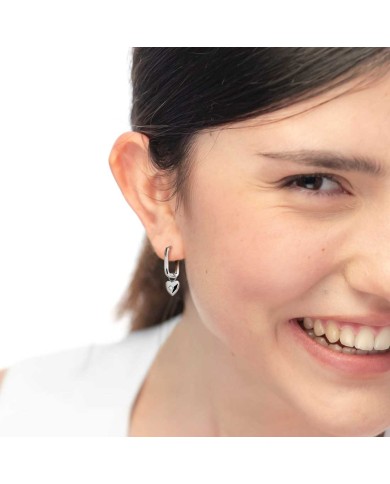 Orecchino ovale con cuore pendente con zircone