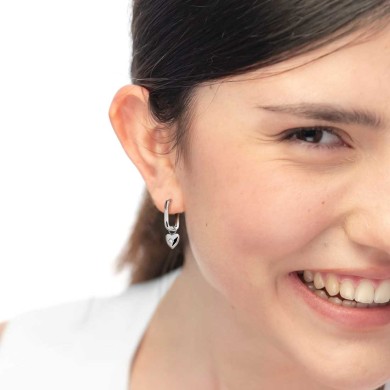 Orecchino ovale con cuore pendente con zircone