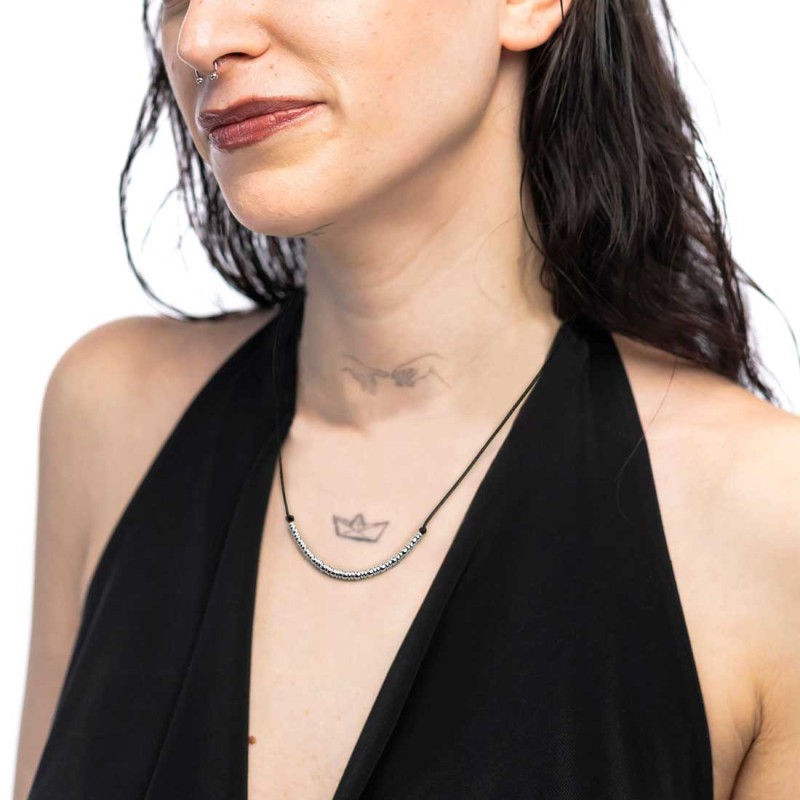 Collana cordino con sfere e rondelle al centro