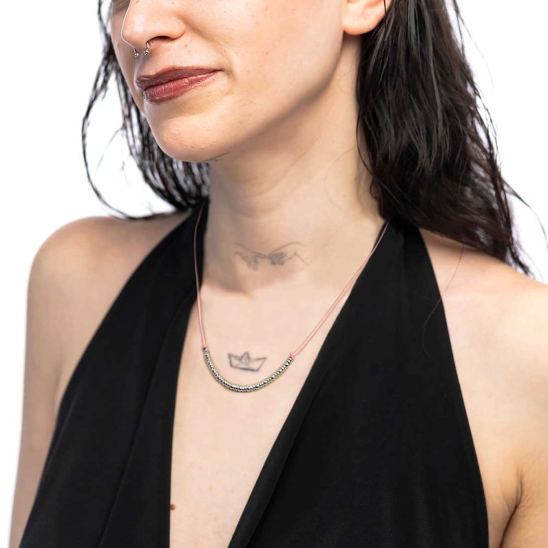 Collana cordino con sfere e rondelle al centro