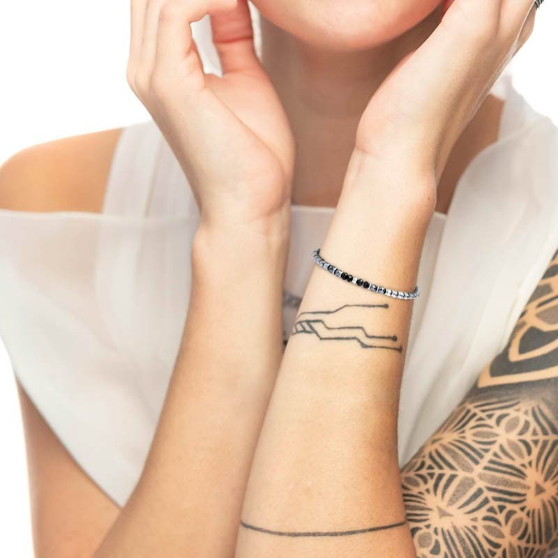 BRACELET WITH HEMATITE AND AGATA Steel chain bracelet with elements in hematite, faceted agate and 4 mm steel rings. Length 19/2