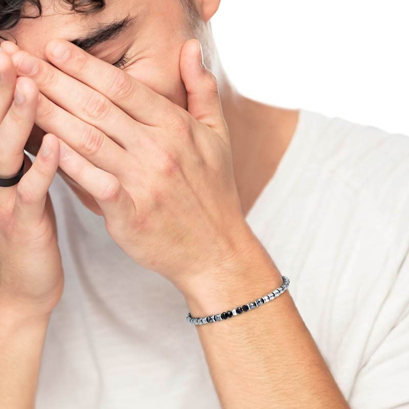 BRACELET WITH HEMATITE AND AGATA Steel chain bracelet with elements in hematite, faceted agate and 4 mm steel rings. Length 19/2