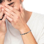 BRACELET WITH HEMATITE AND AGATA Steel chain bracelet with elements in hematite, faceted agate and 4 mm steel rings. Length 19/2