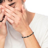 BRACELET WITH MIXED ELEMENTS Chain bracelet with nuggets in steel and burnished steel with central element in black agate. Lengt